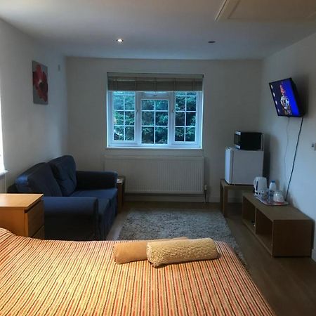 Large Private Room With En-Suite In The House For Professionals Staines-upon-Thames Eksteriør billede