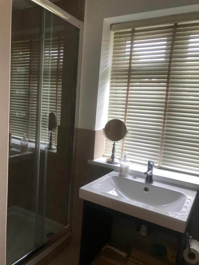 Large Private Room With En-Suite In The House For Professionals Staines-upon-Thames Eksteriør billede