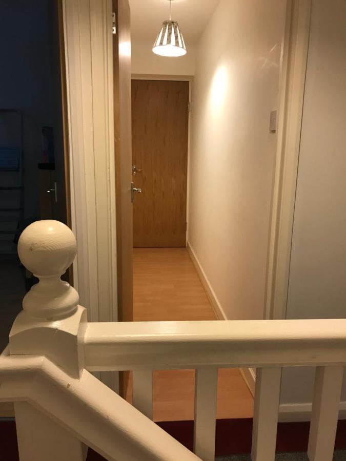 Large Private Room With En-Suite In The House For Professionals Staines-upon-Thames Eksteriør billede