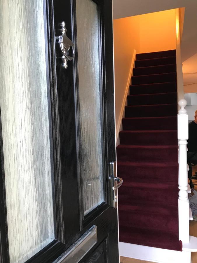 Large Private Room With En-Suite In The House For Professionals Staines-upon-Thames Eksteriør billede