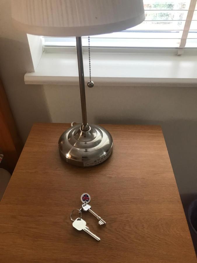 Large Private Room With En-Suite In The House For Professionals Staines-upon-Thames Eksteriør billede