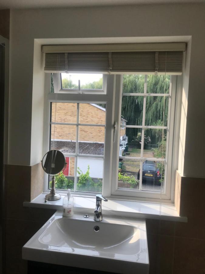 Large Private Room With En-Suite In The House For Professionals Staines-upon-Thames Eksteriør billede