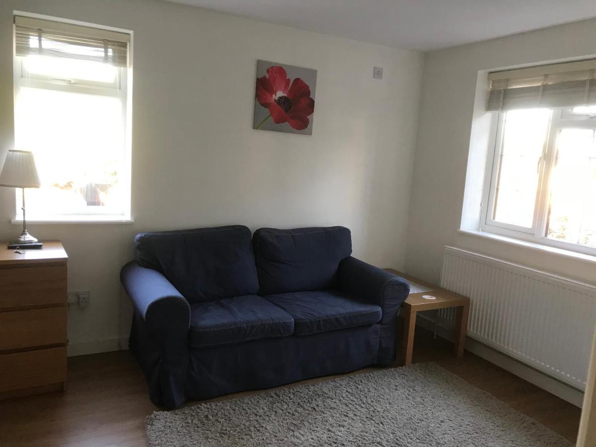 Large Private Room With En-Suite In The House For Professionals Staines-upon-Thames Eksteriør billede