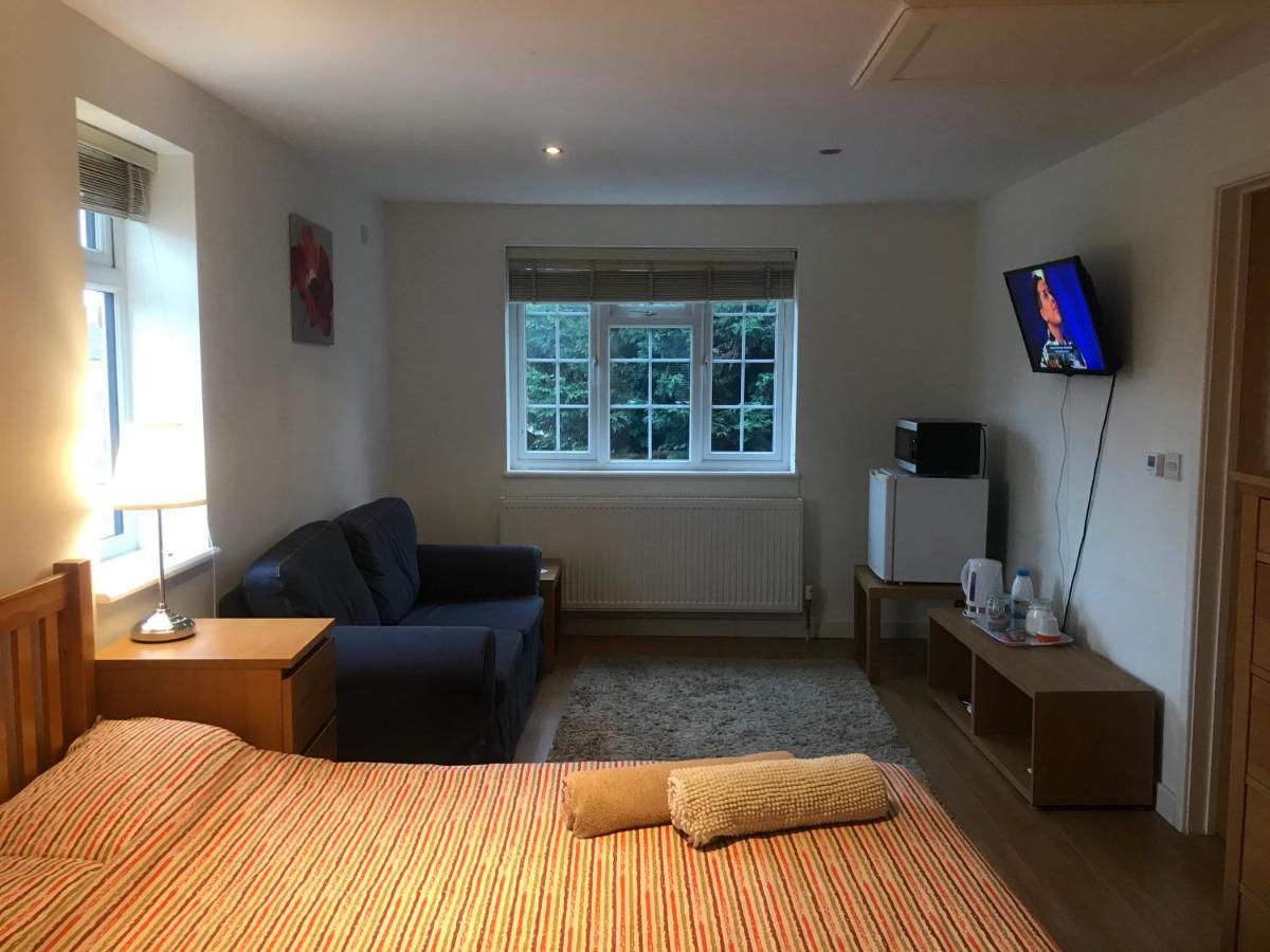 Large Private Room With En-Suite In The House For Professionals Staines-upon-Thames Eksteriør billede