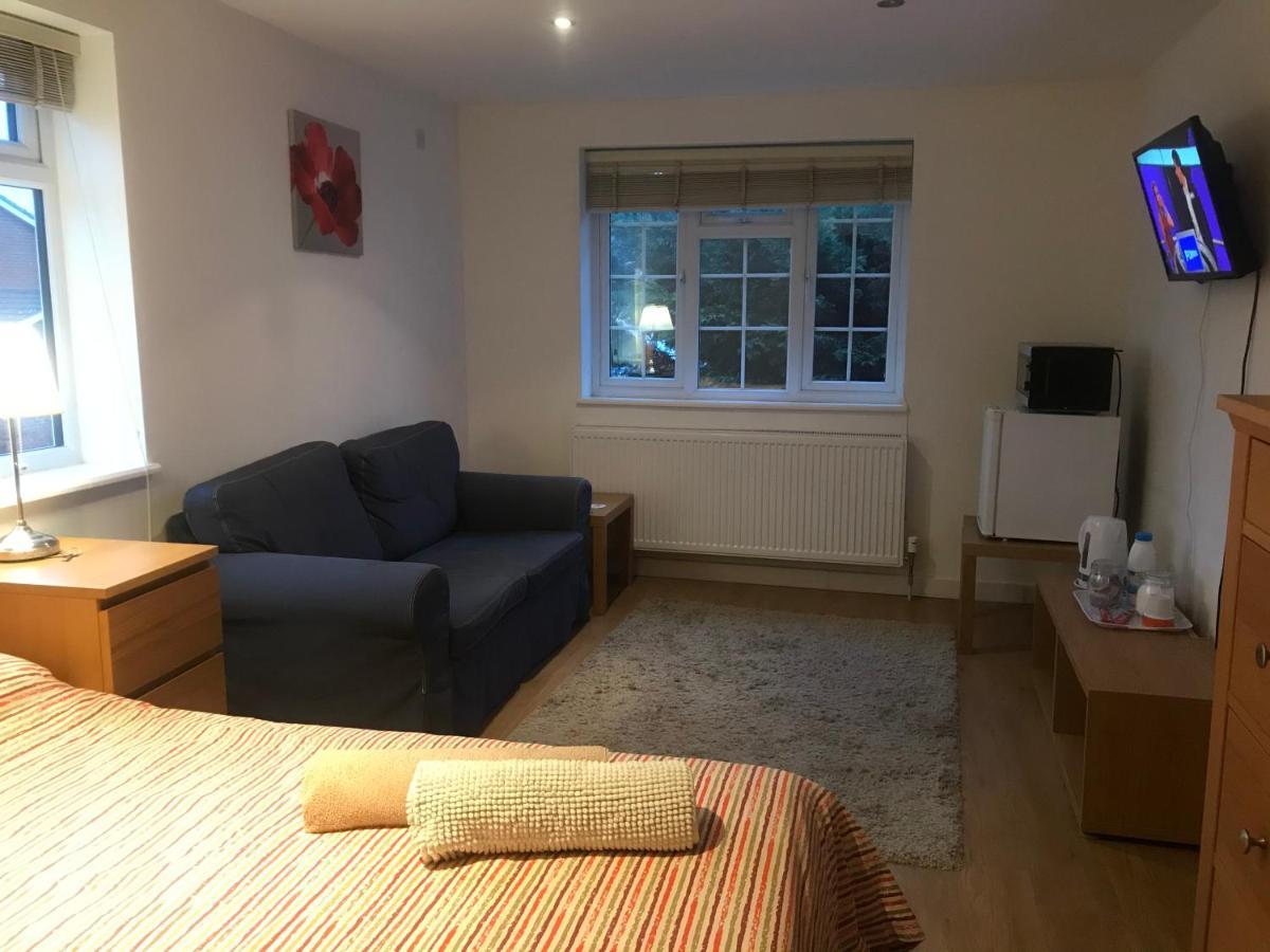 Large Private Room With En-Suite In The House For Professionals Staines-upon-Thames Eksteriør billede