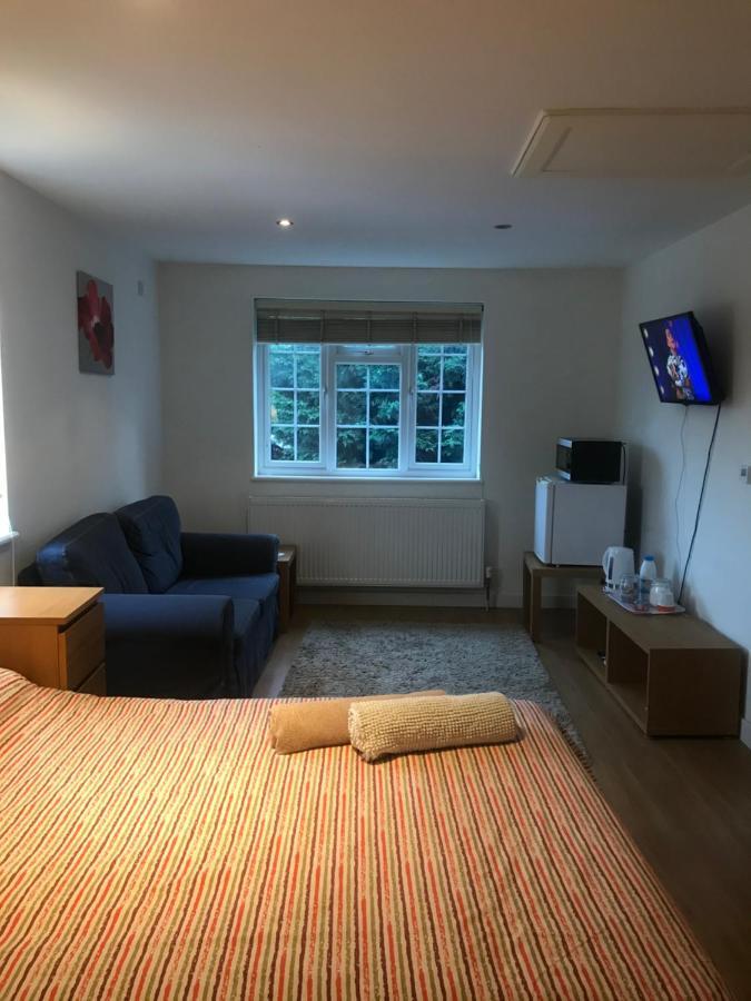 Large Private Room With En-Suite In The House For Professionals Staines-upon-Thames Eksteriør billede