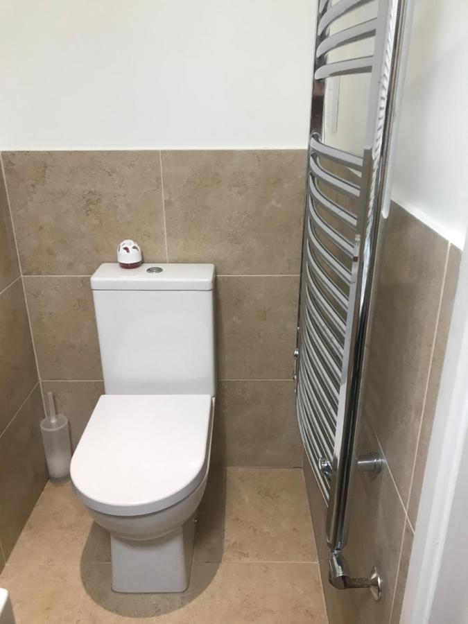 Large Private Room With En-Suite In The House For Professionals Staines-upon-Thames Eksteriør billede