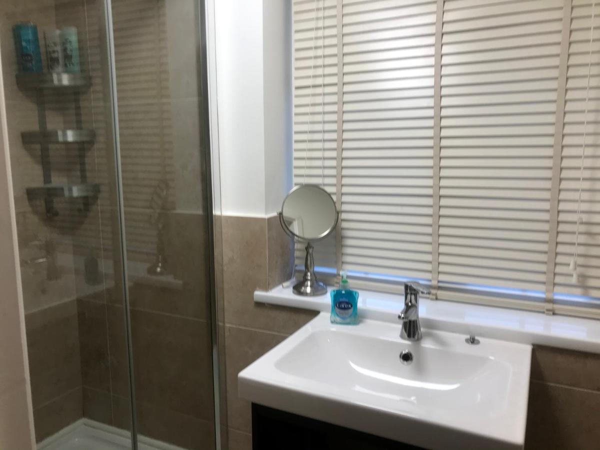 Large Private Room With En-Suite In The House For Professionals Staines-upon-Thames Eksteriør billede