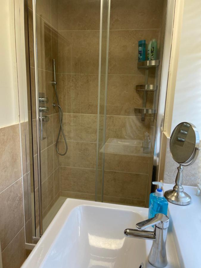 Large Private Room With En-Suite In The House For Professionals Staines-upon-Thames Eksteriør billede